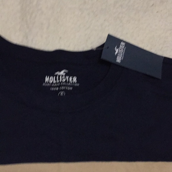 Navy Hollister T-shirt - Picture 3 of 3